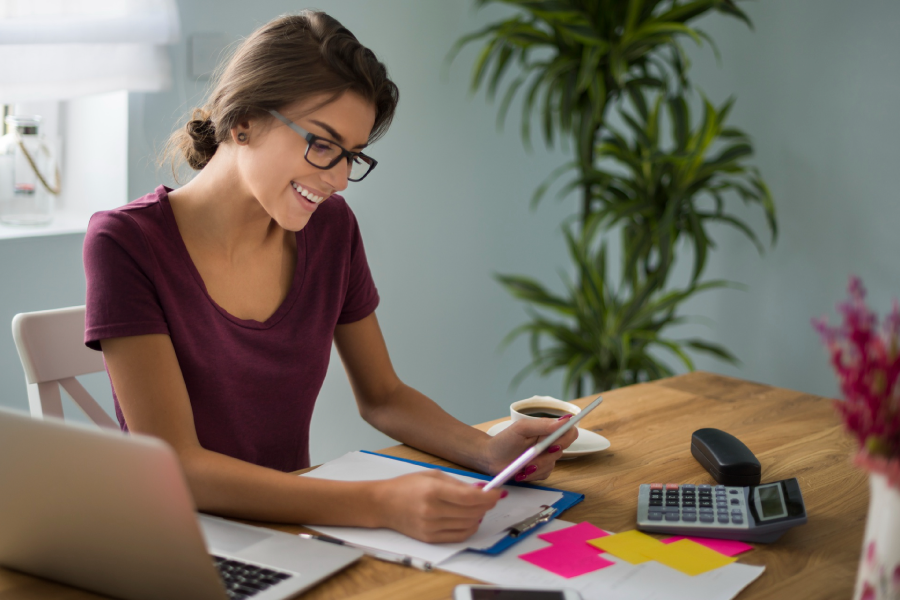mulher diante de seus planejamento financeiro para fazer o método 50-30-20